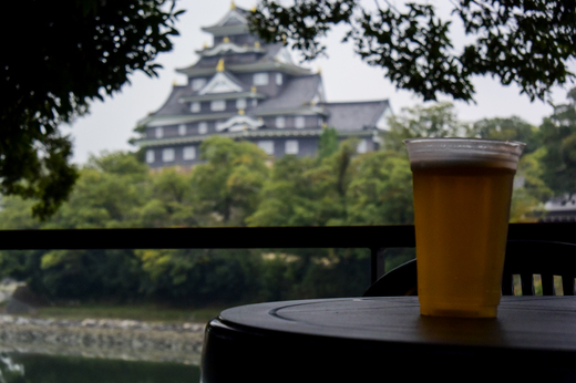 岡山城を眺めながら独歩ビールを