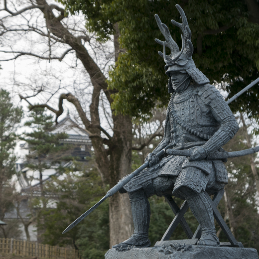 岡崎城前にて徳川家康公の像